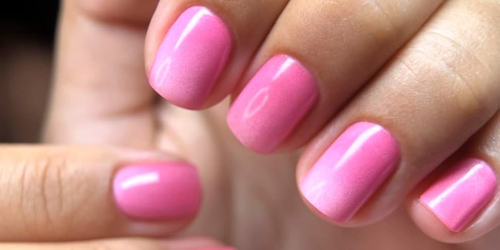 מניקור עם ג'ל לק